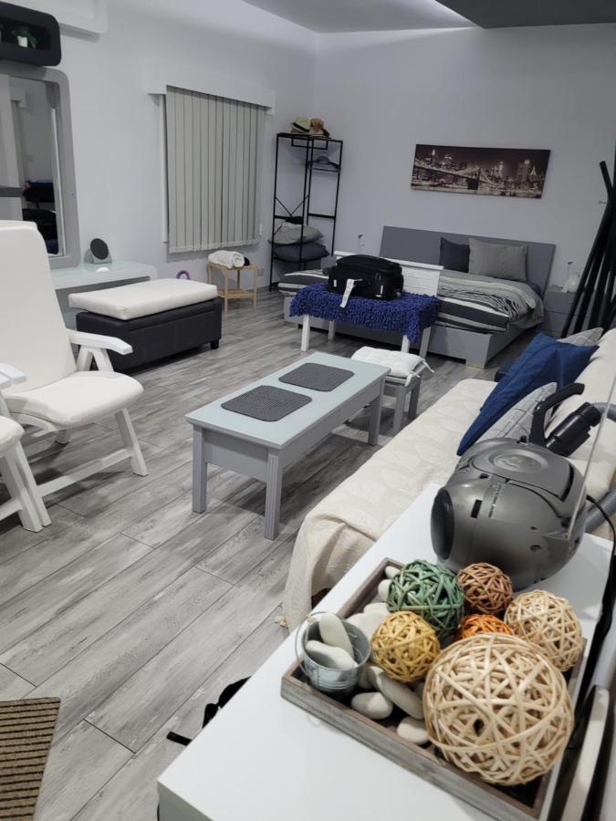 Deluxe Yiota'S Studio ! Klorakas Luaran gambar