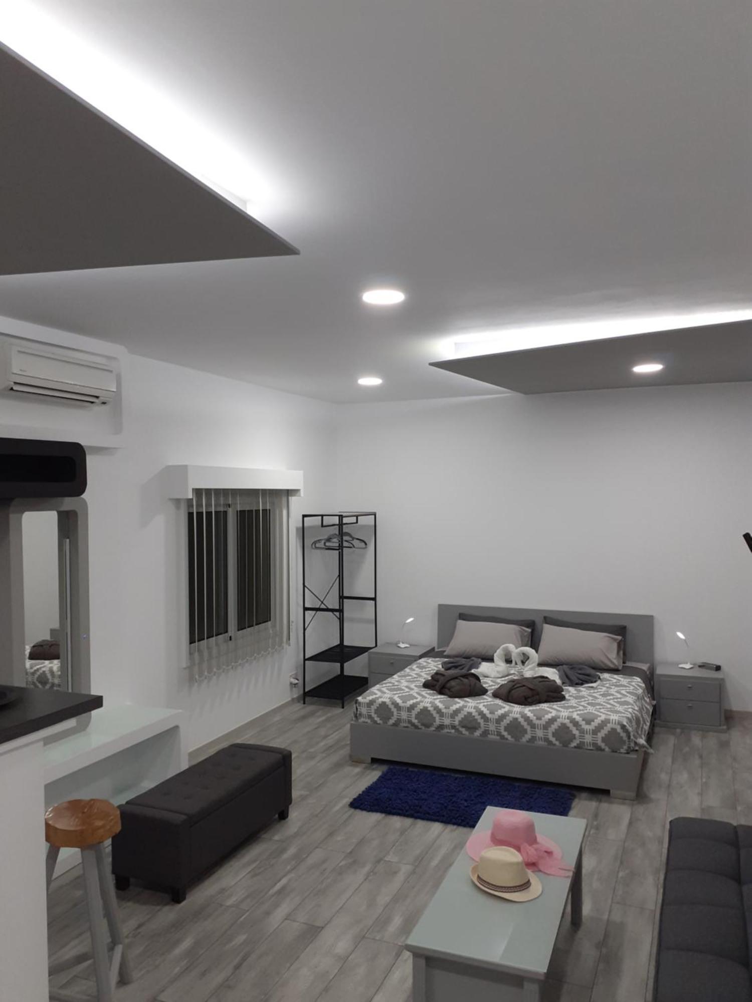 Deluxe Yiota'S Studio ! Klorakas Bilik gambar