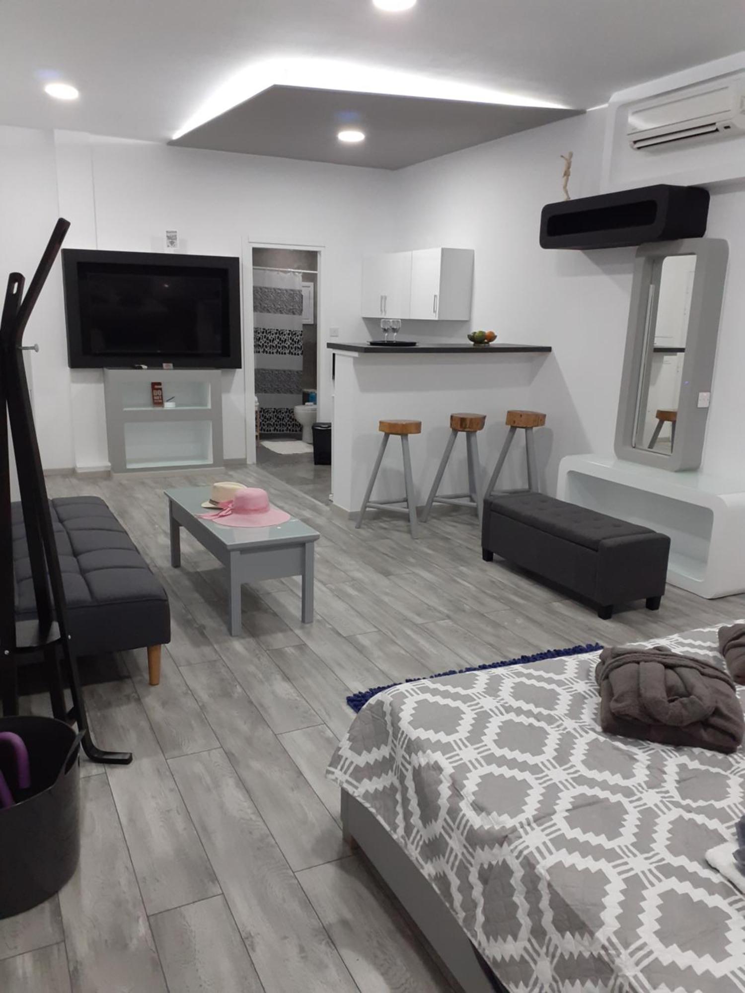 Deluxe Yiota'S Studio ! Klorakas Bilik gambar