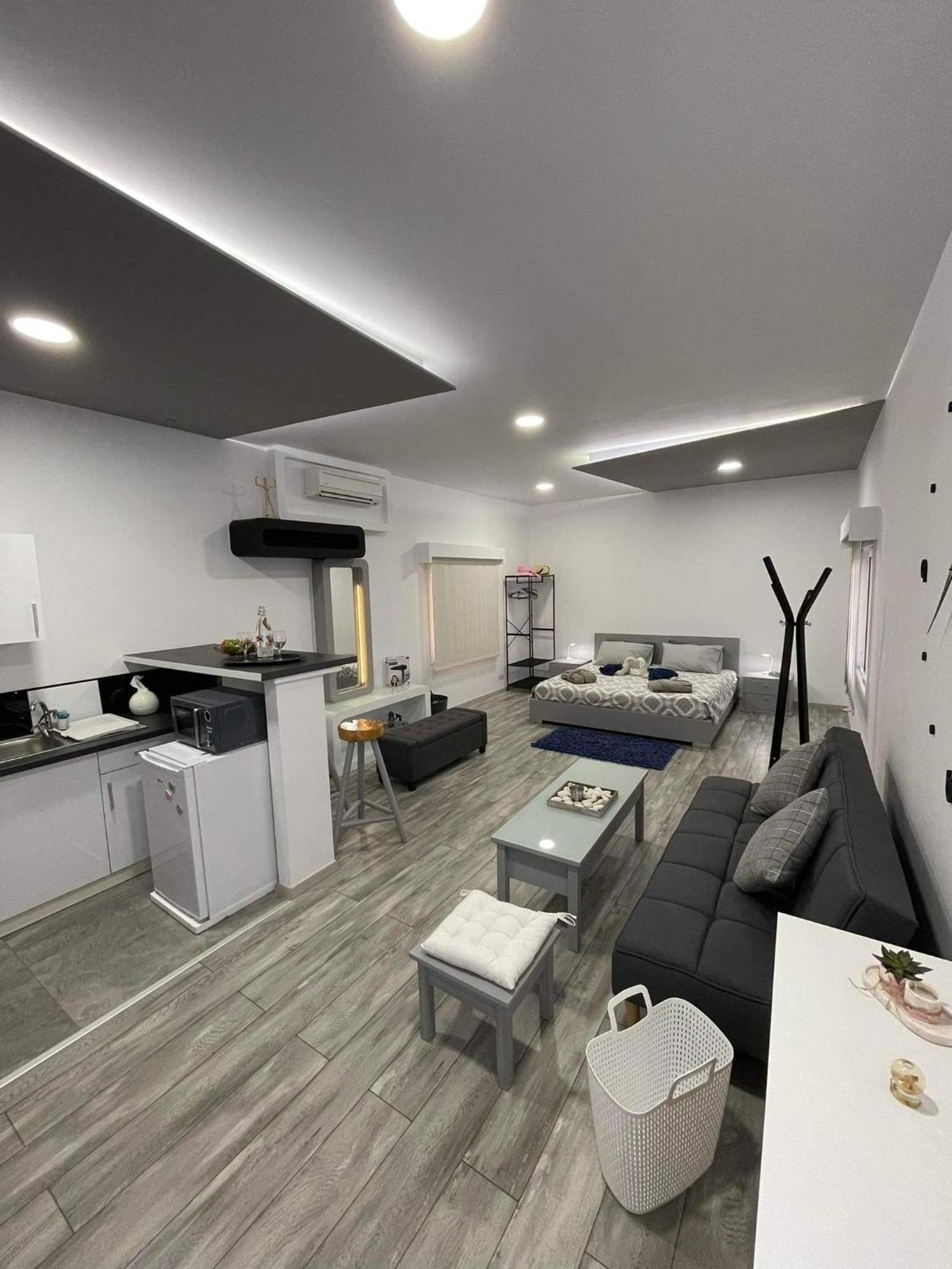 Deluxe Yiota'S Studio ! Klorakas Bilik gambar